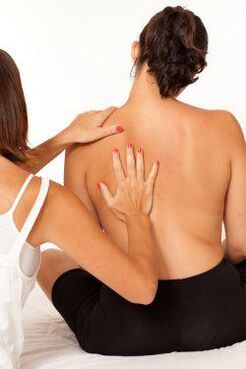 massage voor pijn onder het linker schouderblad