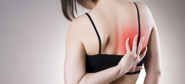 Verhoogde rugpijn tijdens het bewegen is een teken van thoracale osteochondrose